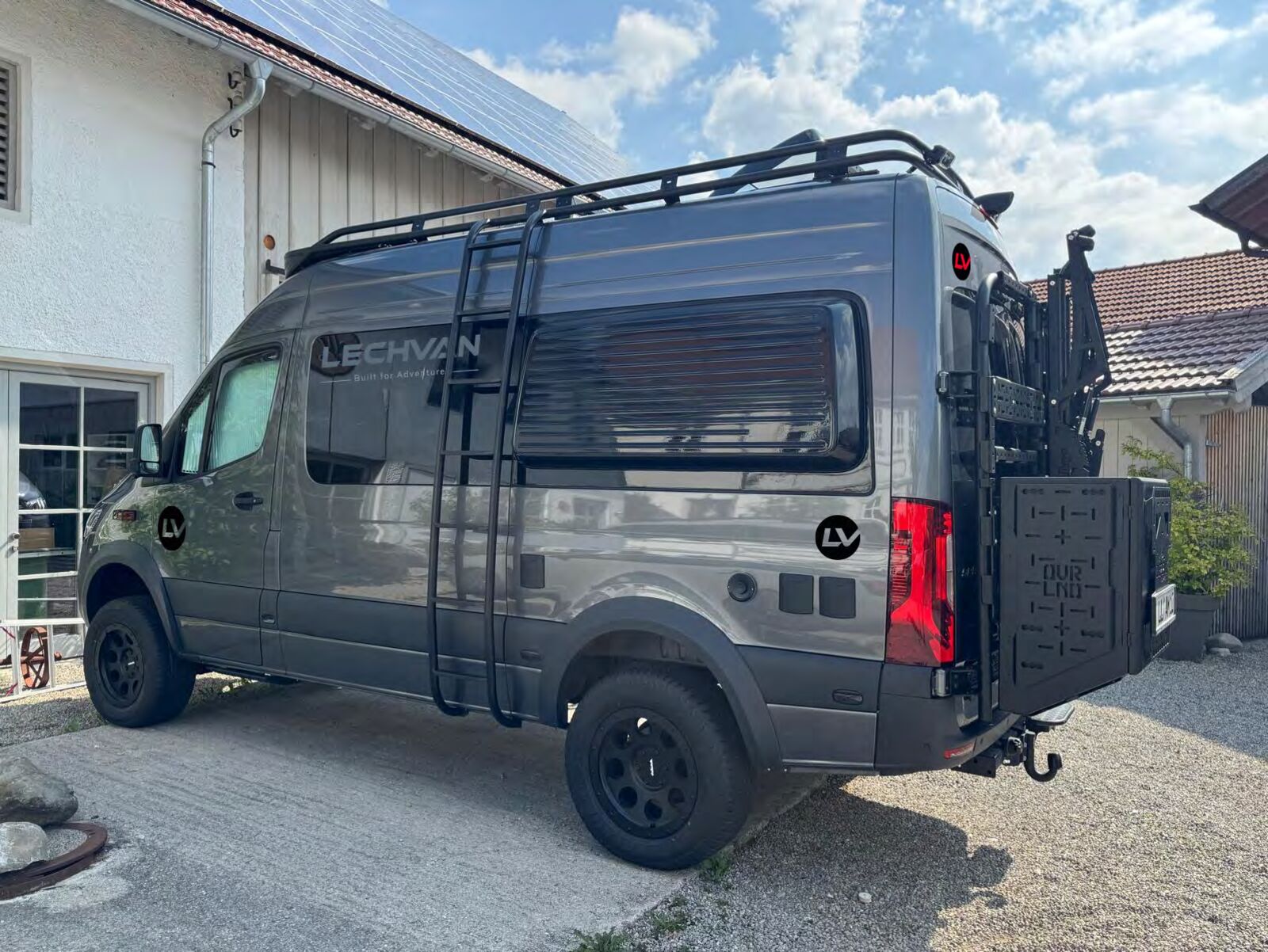 Lechvan Sprinter 4×4 von hinten mit Dachträger, Leiter und Heckträger