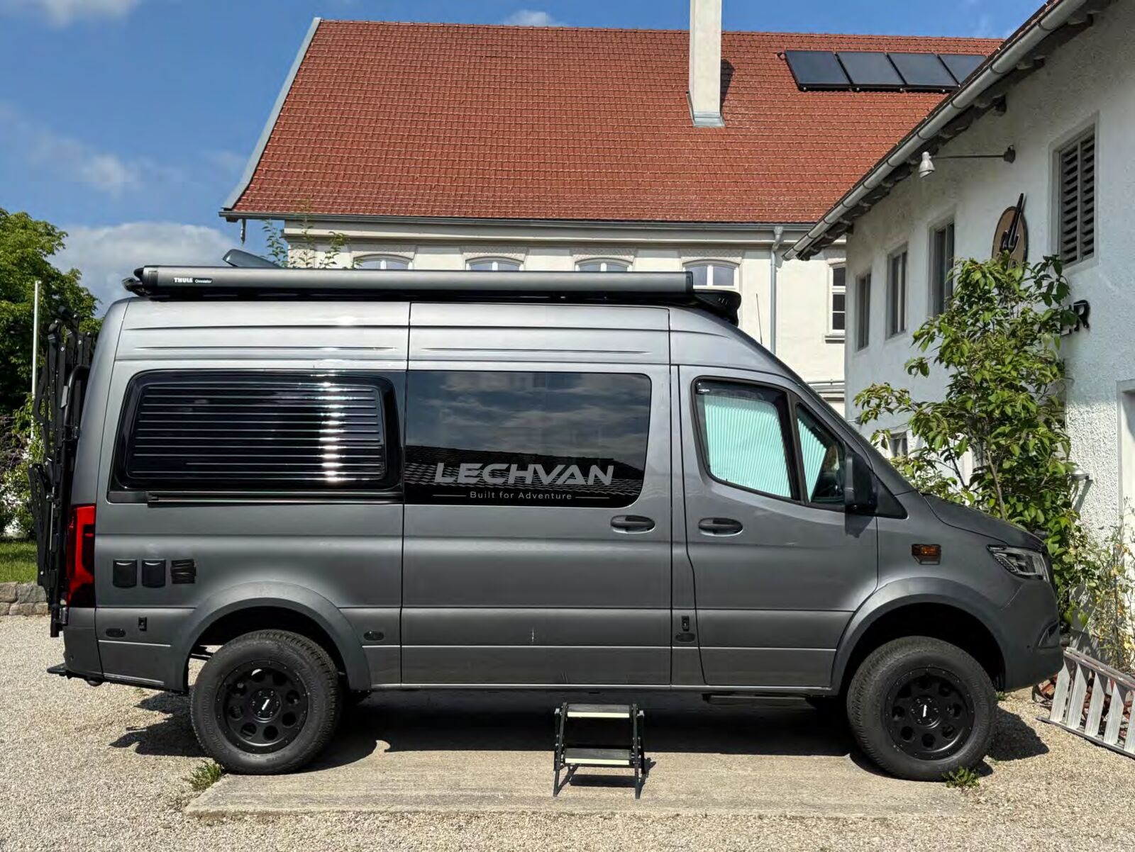 Lechvan Sprinter 4×4 in der Seitenansicht mit Markise und Offroad-Felgen